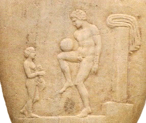 Независимо от пола, греки обычно играли голыми. Один из гранитных рельефов Афинского Государственного Музея Археологии (National Museum of Archeology in Athens) изображает греческого атлета, удерживающего мяч у себя на колене, возможно, демонстрируя этот прием стоящему рядом мальчику.