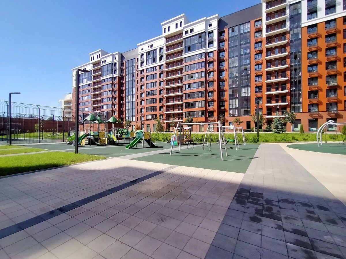 Фото жилого комплекса, где продаются такие квартиры.