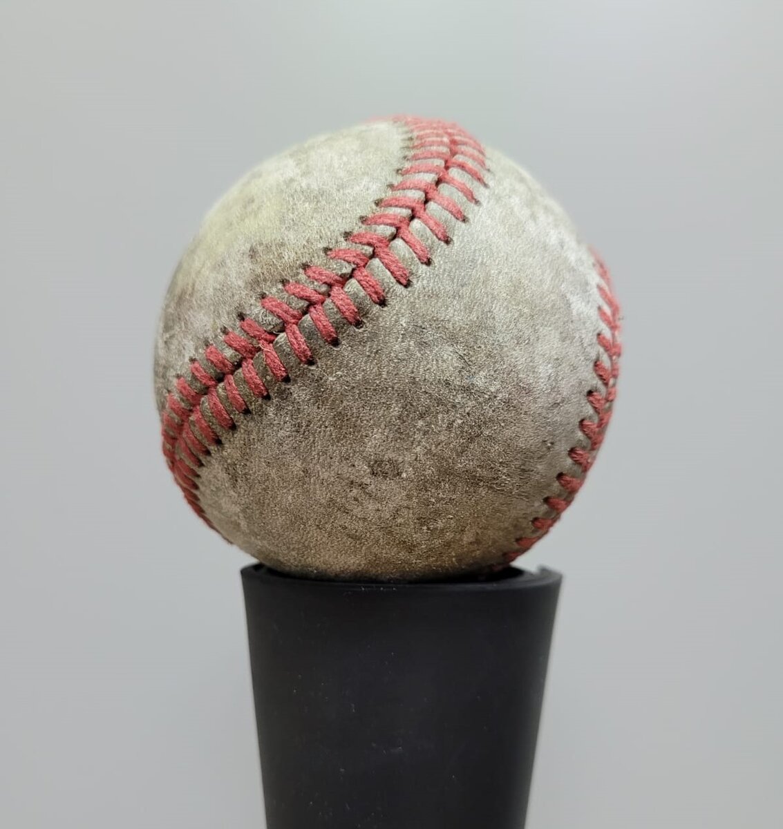 Тибольный мяч на стойке.