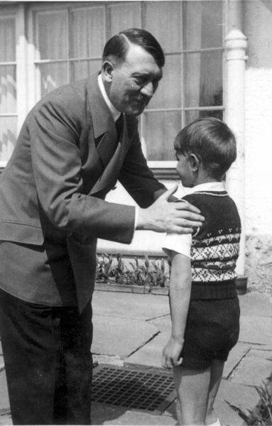 Гитлер любил появляться с детьми и подростками