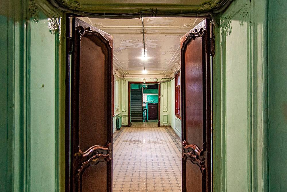 Парадная подъезд петербург. Парадный выход из клетки глава 12. Чайковского 38 санкт-петербург парадная. Парадные петербурга василеостровского района. Лестничная клетка питер.