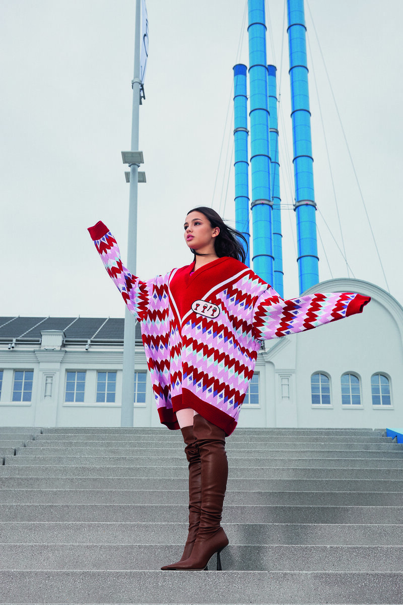 Она мечтает, чтобы вчера наконец-то закончилось и сегодня длилось всегда. Чтобы прошлое отпустило ее окончательно. А так — у нее все супер. Намного лучше, чем раньше, она успокоилась. Есть только одна проблема, но я разбираюсь с ней.