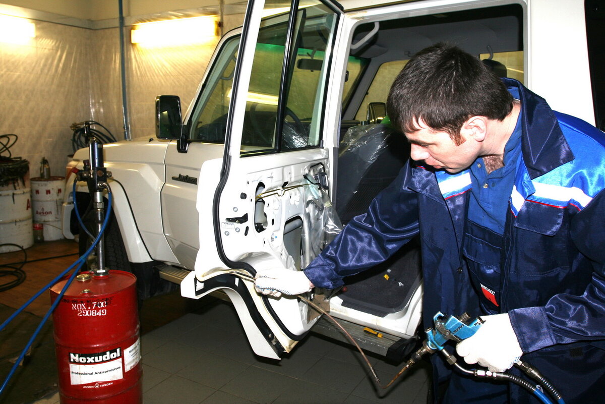 Экологичные антикоры Noxudol применяются и на российских сервисных станциях. Фото Юрия Буцкого