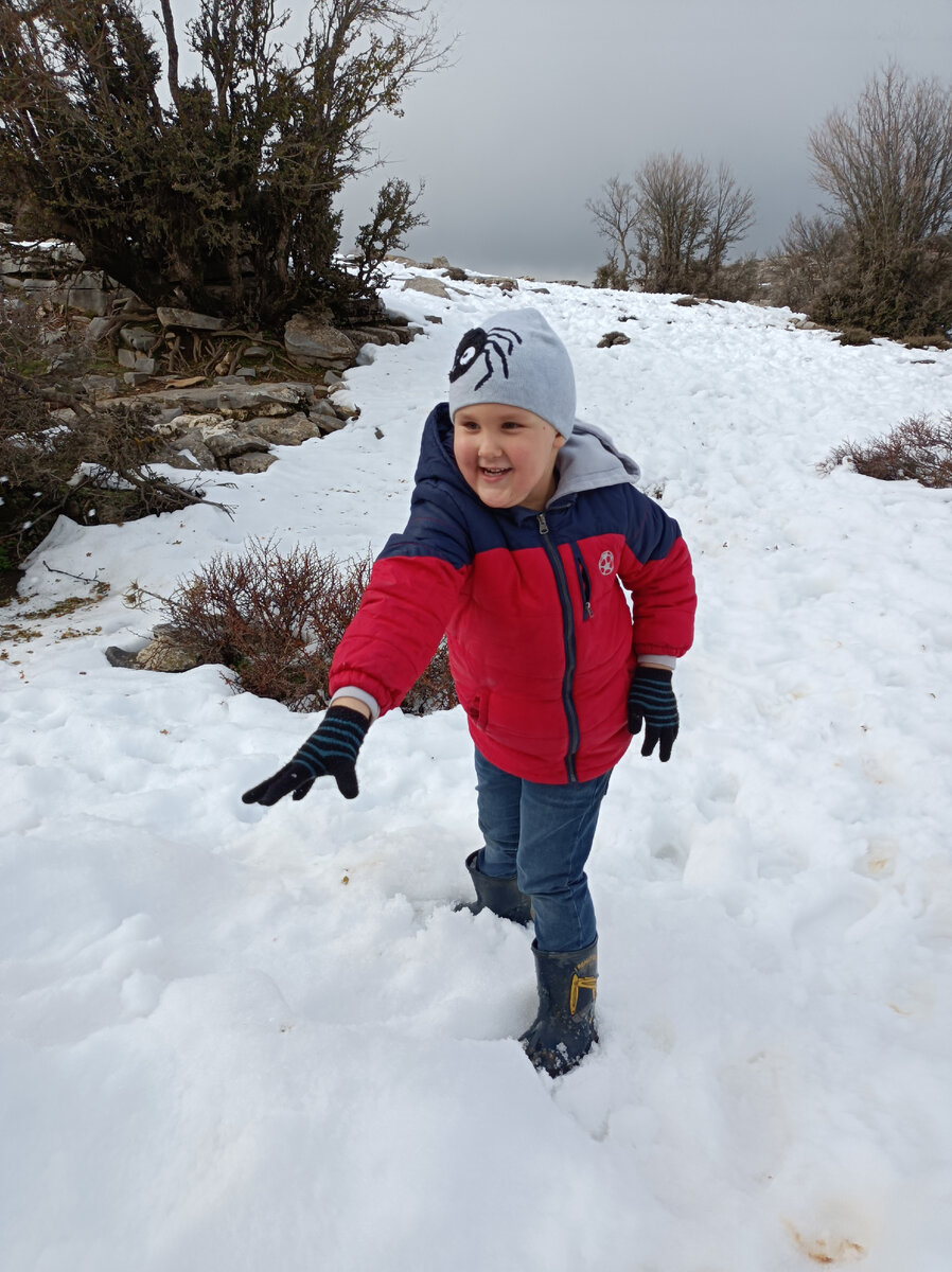 Сын очень радуется снегу. Он видит снег раз в год примерно по 20 минут (фото автора)