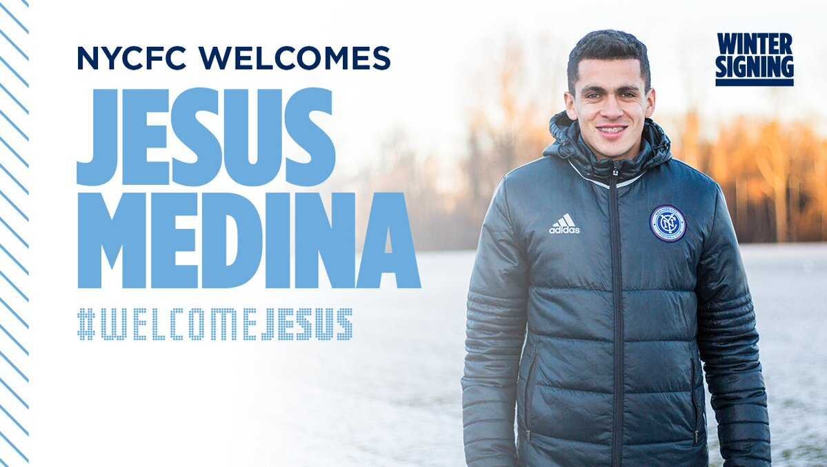 Фотография из анонса о подписании Хесуса Медины "Нью-Йорком" зимой 2017 года. За 4 года в США он хотя бы прикупил немного верхней одежды)))