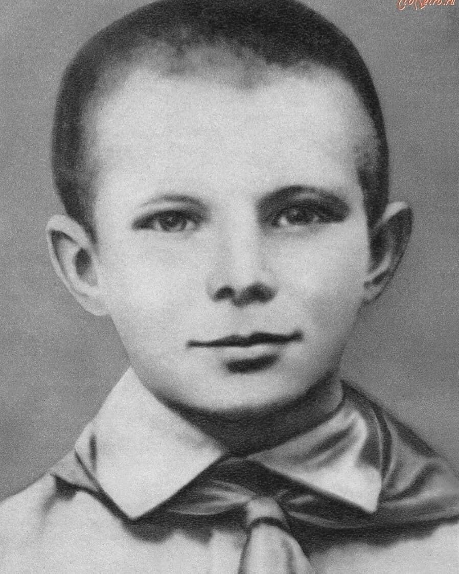 Кто бы мог подумать, что этот улыбчивый деревенский мальчишка станет первым космонавтом Земли