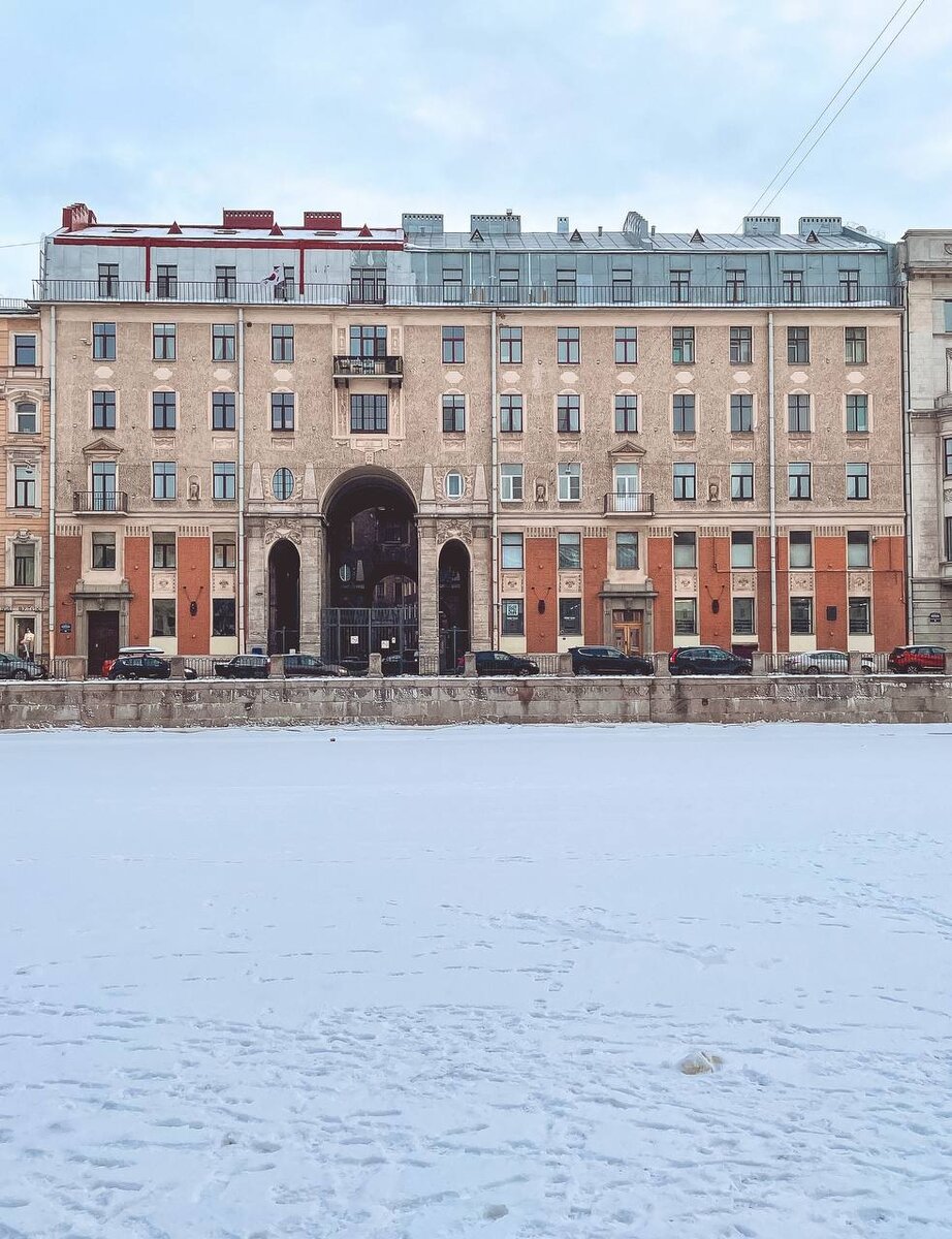 Вид на фасад Толстовского дома со стороны Фонтанки