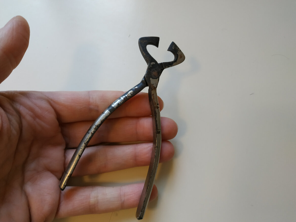 Щипцы из кухонного ящика