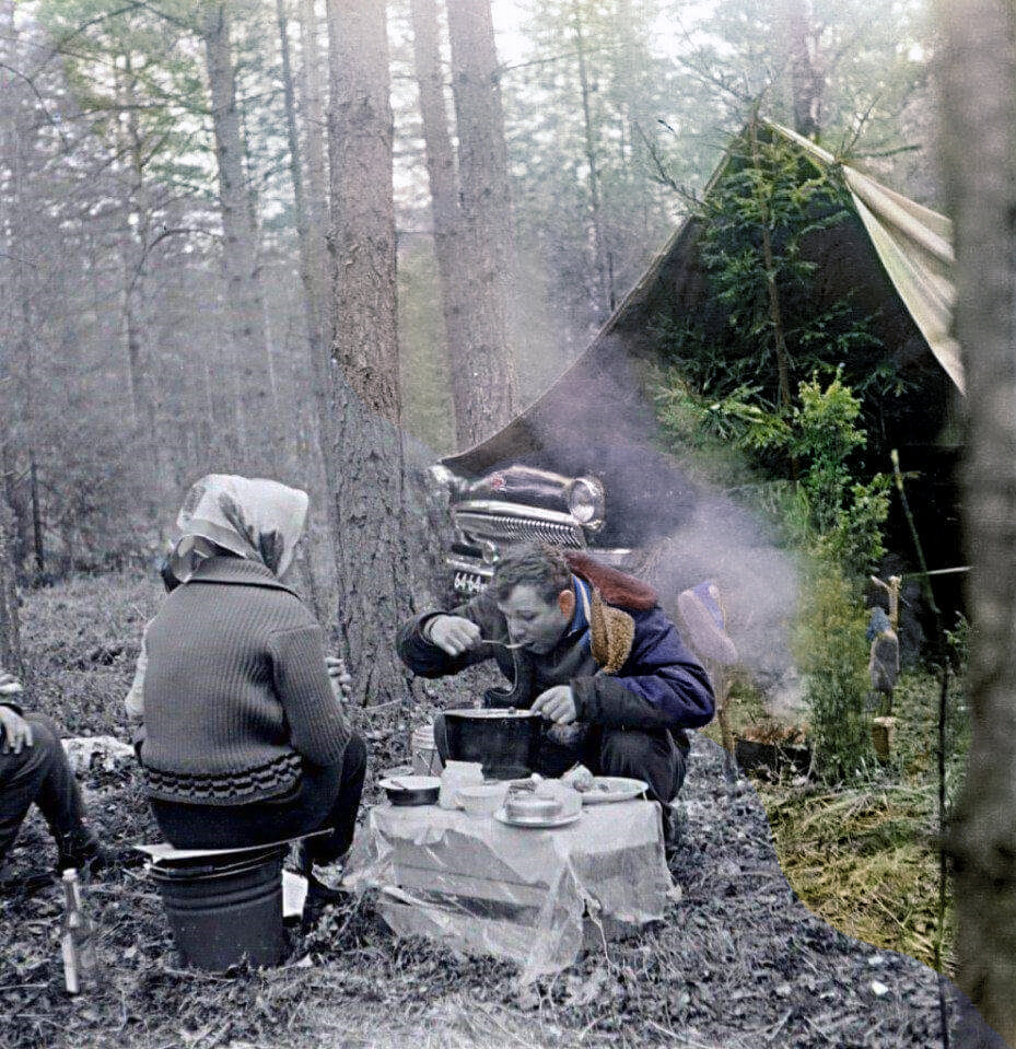 Юрий Гагарин на отдыхе в лесу. 1962 год На заднем плане под тентом черная волга Юрия Алексеевича.