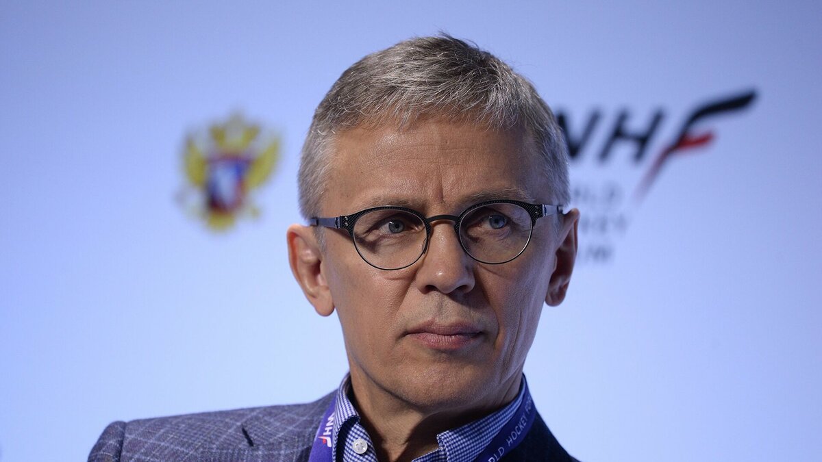 Фёдоров, конечно, гений хоккея с шайбой, но морально довольно слабый игрок. Только с приходом Профессора (он на фото) и Фетисова, которым уже было 40+ Дейтройт  стал выигрывать. Не это ли лучшее подтверждение, что советская школа хоккея - лучше всех?   