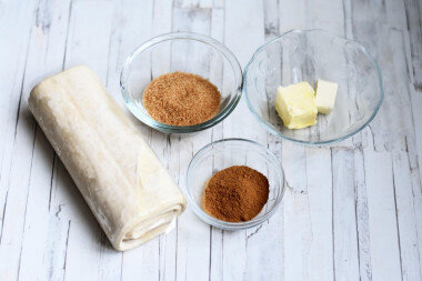 ШАГ 1:
Как сделать синабоны из готового слоеного теста? Очень просто. Для начала подготовьте необходимые ингредиенты по списку. Тесто для этого рецепта использовалось магазинное слоеное бездрожжевое в виде рулета. По желанию можете заменить тесто на готовое дрожжевое или слоено-дрожжевое.