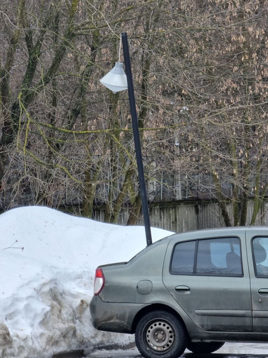 Сломанные фонари на парковке в Измайлове. Источник: @AkhapkinaEV 