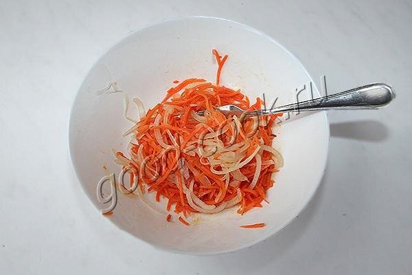 Рулет из лаваша с курицей и корейской морковью - пошаговый фоторецепт