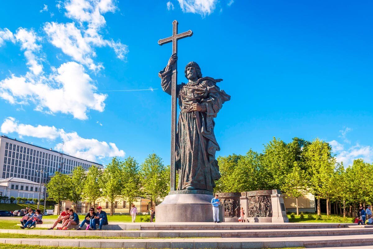 фото памятника князю владимиру в москве