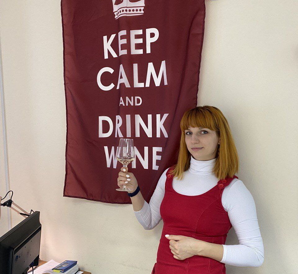 Слева мой рабочий стол. Люблю белое вино :)