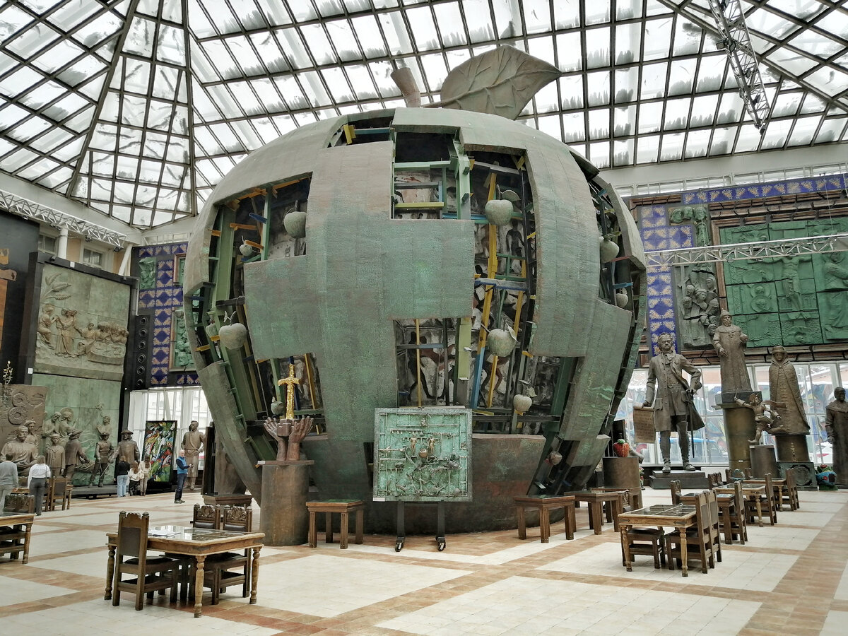 Крытый двор с яблоком