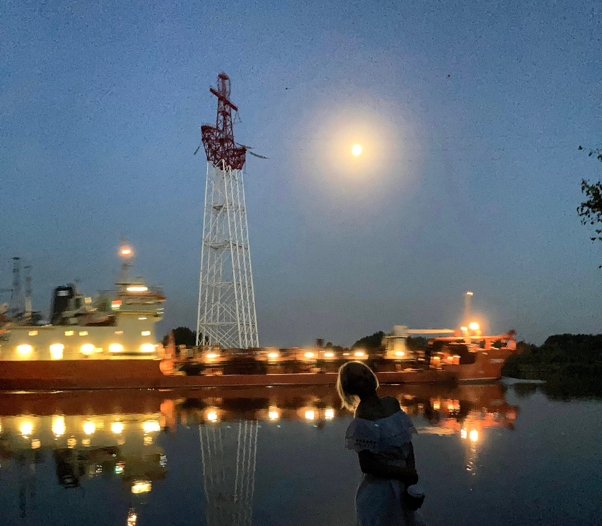 Проплывающее судно по реке Преголя 