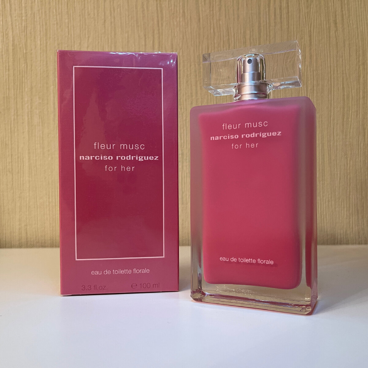 Fleur Musc For Her Eau de Toilette Florale Narciso Rodriguez  . Свежий цветочный древесно-мускусный аромат, который благоухает уникальными чистыми аккордами молодой розы в обрамлении искристых цитрусов, задорного розового перчика, легким флером пионовых лепестков на благородной древесно- пачулиевой подложке. Глубины аромату придает стильный амбровый аккорд.  