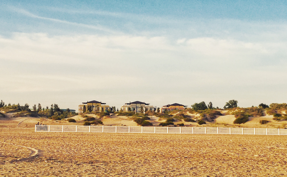 А это вид на корпуса с берега моря