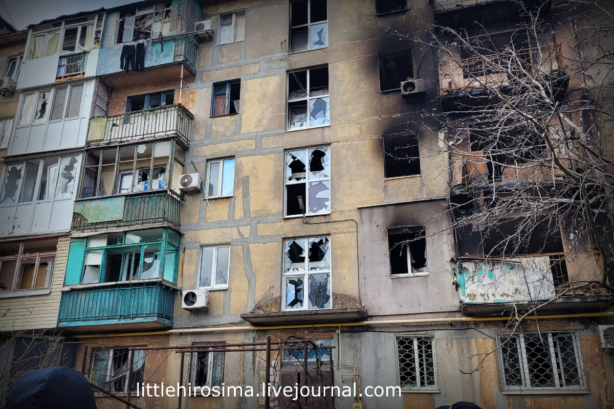 В одной из квартир этого дома азовцы устроили склад боеприпасов. Когда уходили, случился пожар - местные не знают специально был поджог или случайно. В результате, квартиры с этой части подъезда  почти все выгорели. Гремело и взрывалось долго.