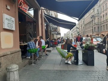 У уличной мебели много ограничений. Например, ее надо убирать начиная с 00.00 часов до 8.00 утра.