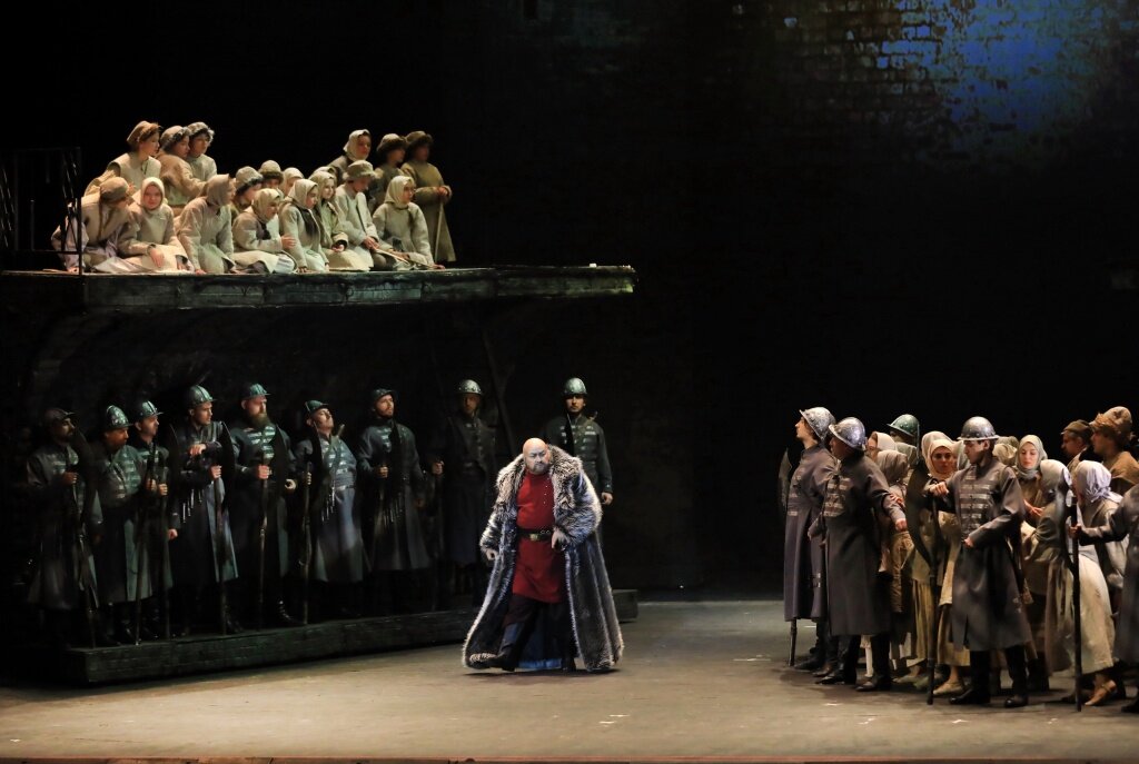 Фото из оперы "Хованщина" в постановке Ростовского музыкального театра. 
Фотограф - Марина Михайлова.
Иван Хованский - заслуженный артист России Александр Мусиенко