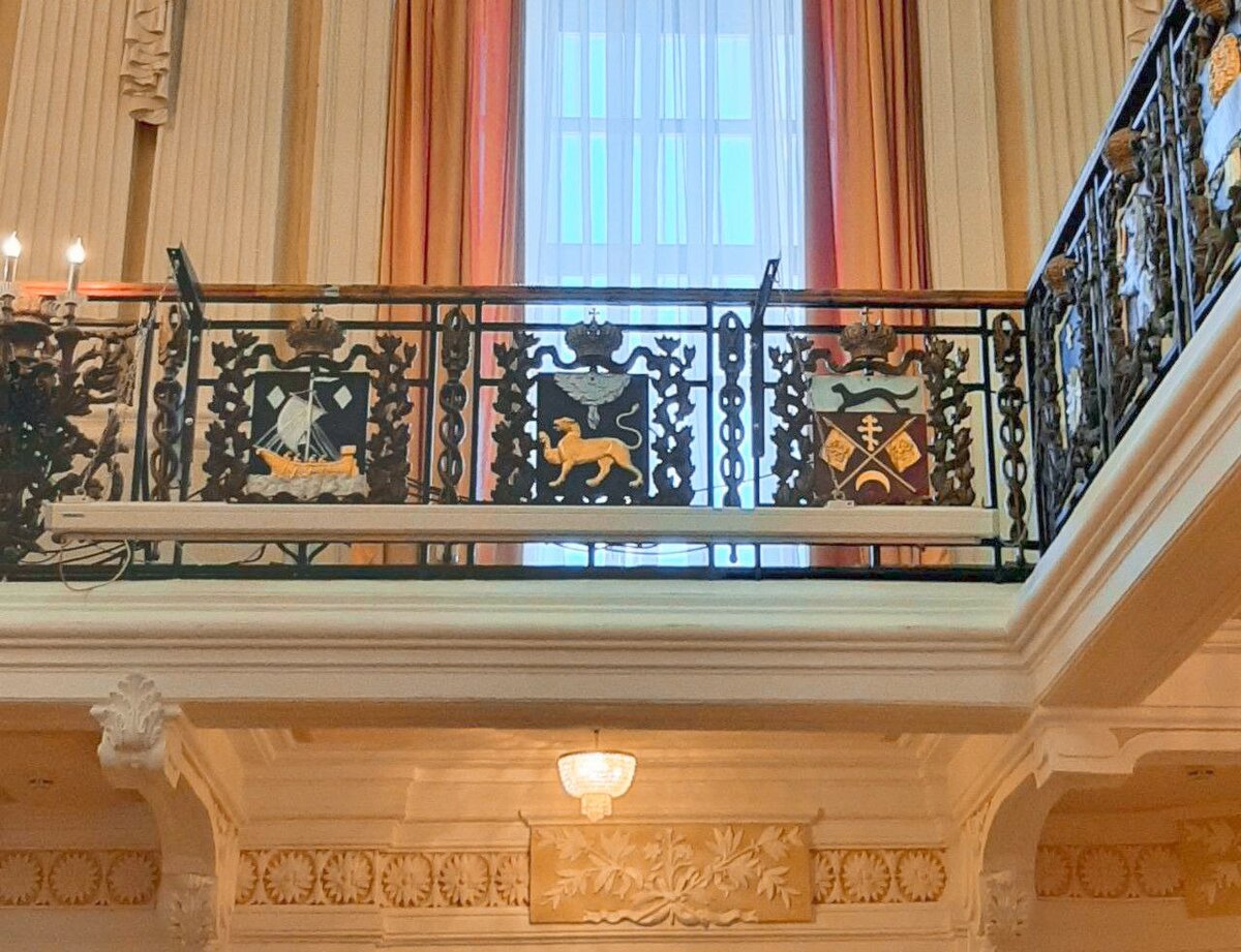 Герб Ломжинской губернии (первый слева) 