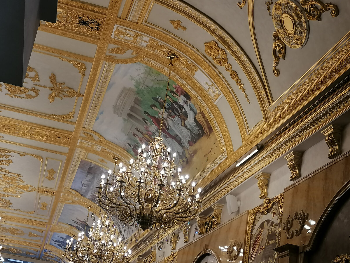 Люстры в каком-то дворцовом стиле.