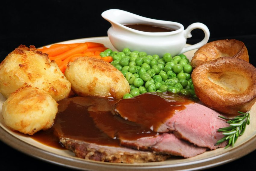 Что ели на обед. Воскресный роуст (Sunday Roast). Sunday Roast английская кухня. Sunday Roast Carvery в Англии. Британский Воскресный обед Sunday Roast.