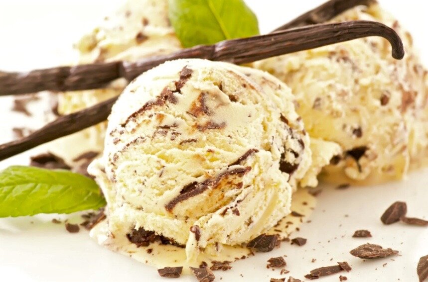 Ванильное мороженое с шоколадом.