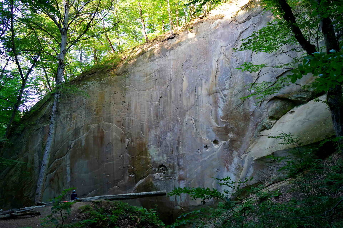Скала "Зеркало". Подножье хребта Котх. Энергетически воздействует на раскрытие 5-й чакры. Активация потенциала энергии через звучание голоса.