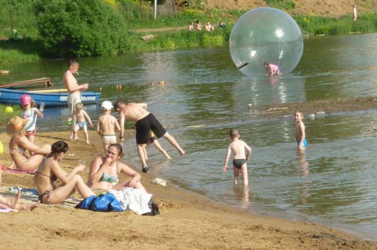 Купание в реке. Купание в реке. Погода купаться. Река конопелька подольский район. Купаются в пруду.