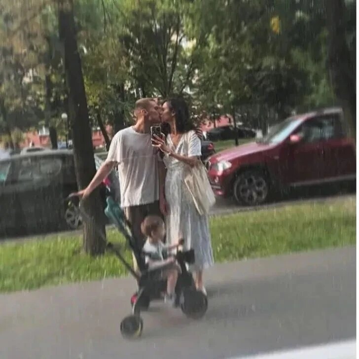 Иван Янковский и Диана Пожарская на прогулке с сыном