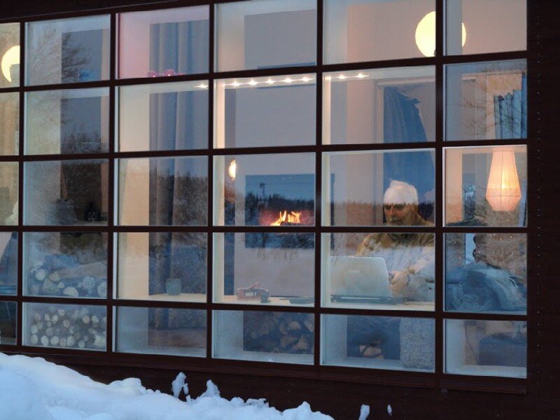 Окно одного из домов в Швеции