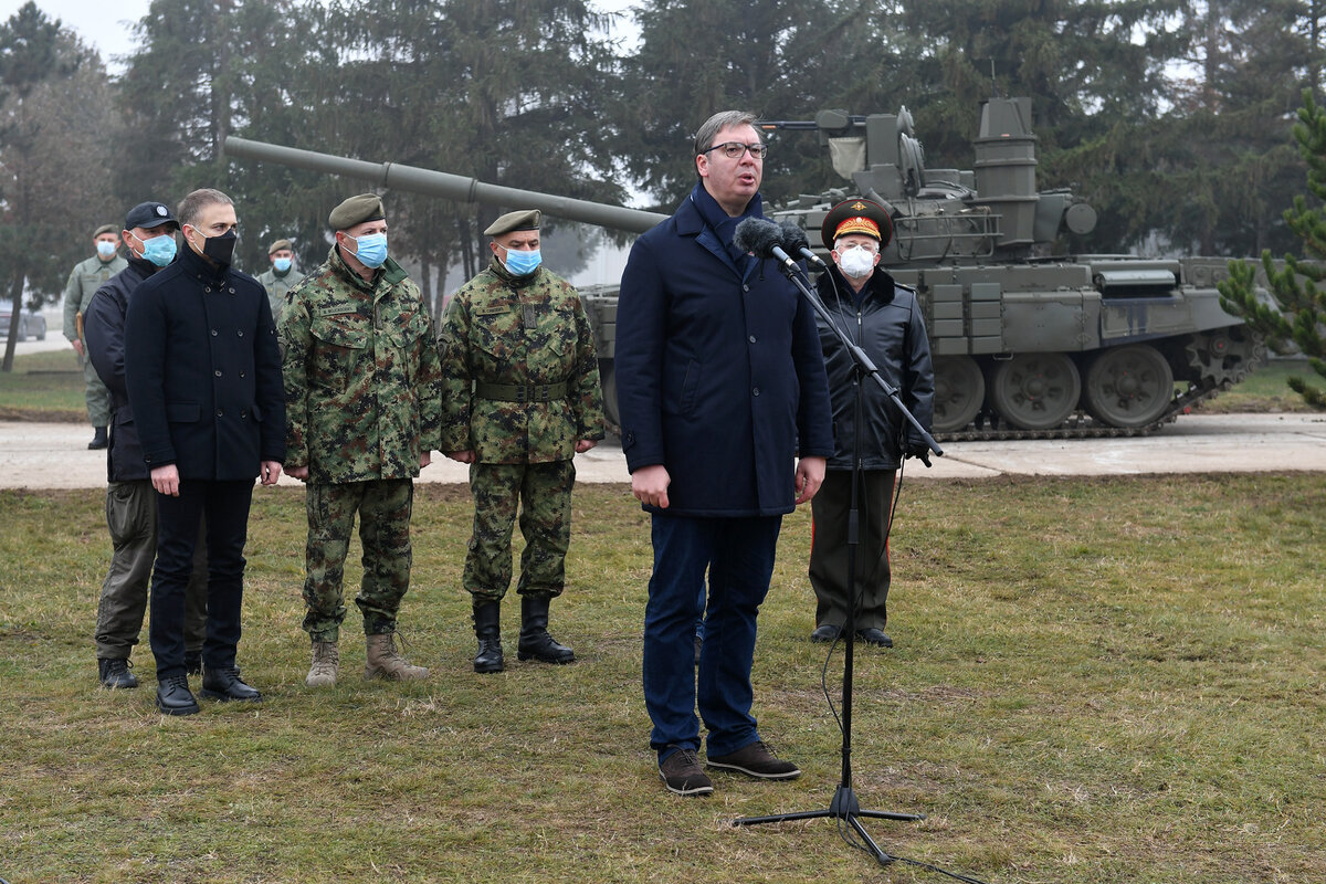 Вучич благодарил за подаренные танки, мол, они помогут отстоять Косово. Ныне речь идёт о судьбе всей Сербии...