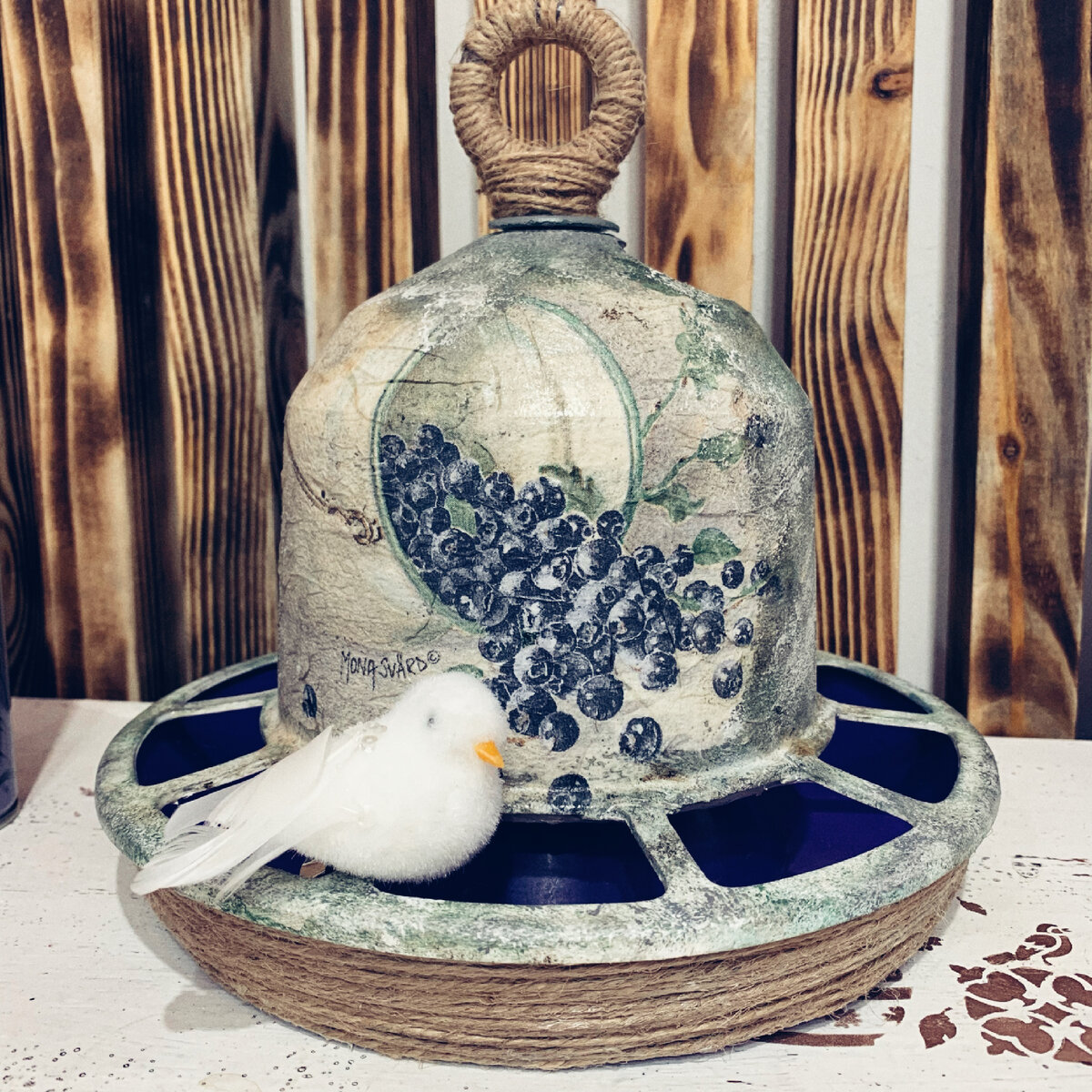 А была разбитая кормушка, возрастом в 7-8 лет. 