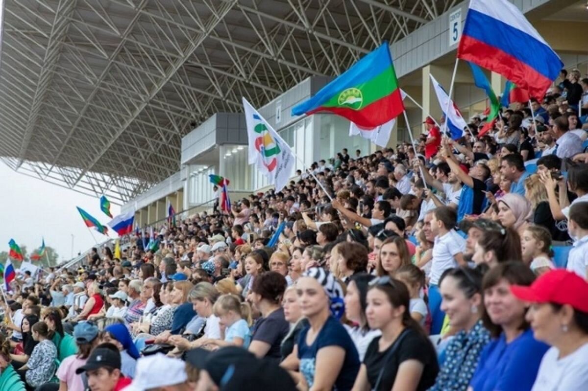    В день открытия стадион был заполнен практически полностью.