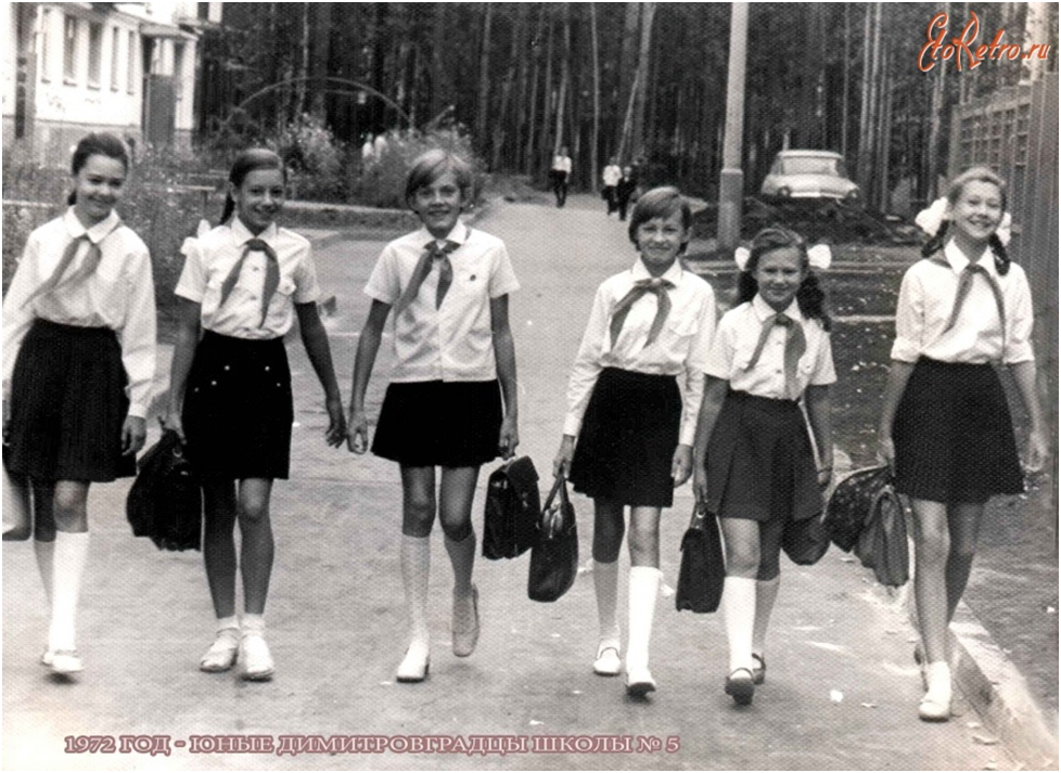  Сейчас стало модно ностальгировать по советской школьной форме.-3