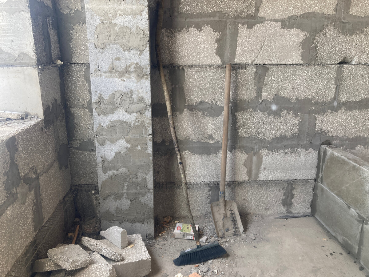 Санузел первого этажа и растущая справа стена из блоков (фото мое) 