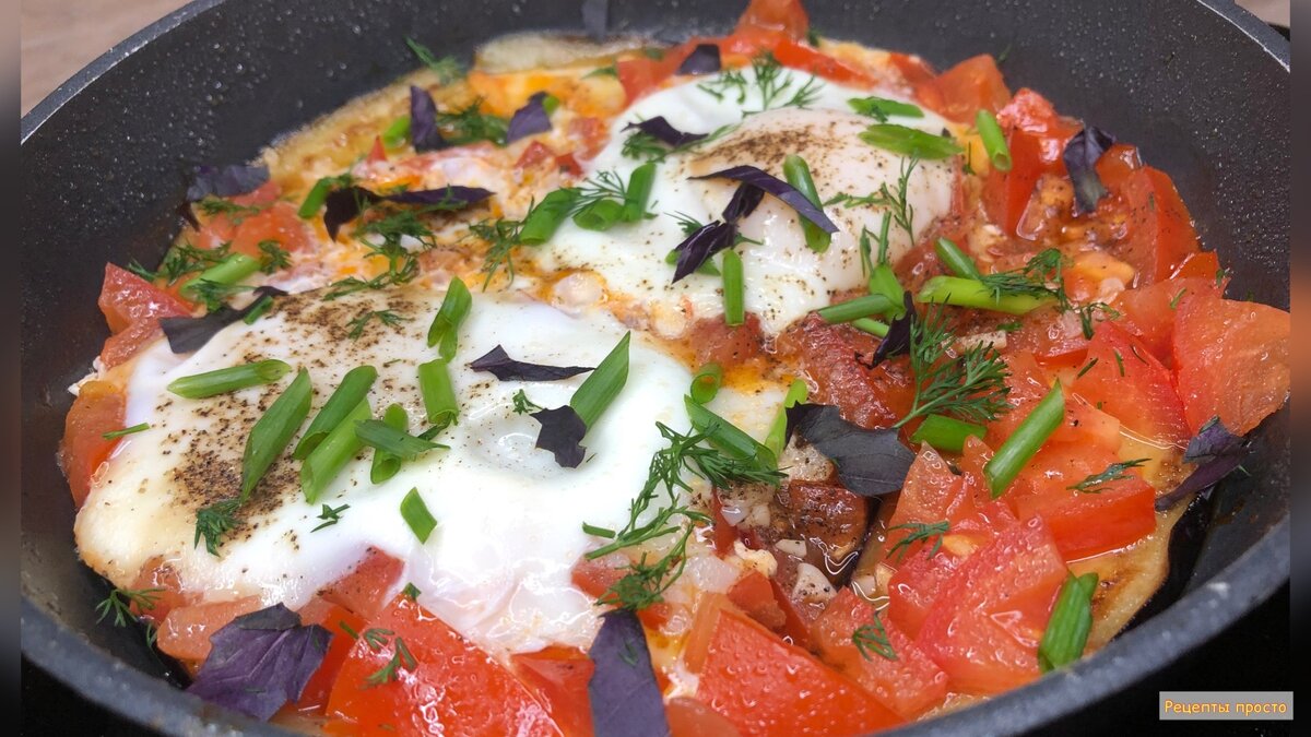 Яичница с помидорами и баклажанами готова.