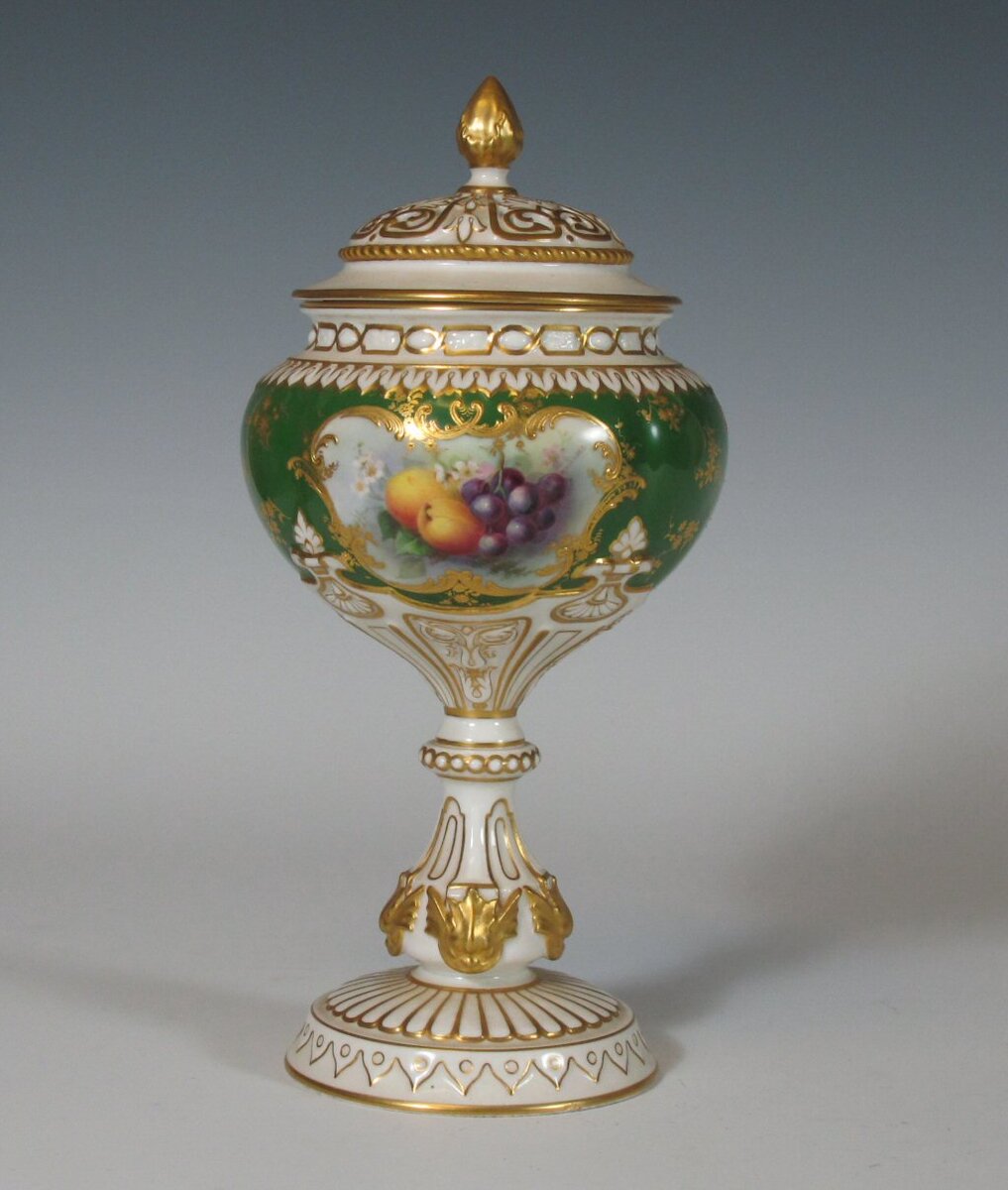 Фарфор от "Royal Worcester", что подтверждается клеймом (см. следующее фото в этой галерее). Фото взято из свободного доступа в интернете.