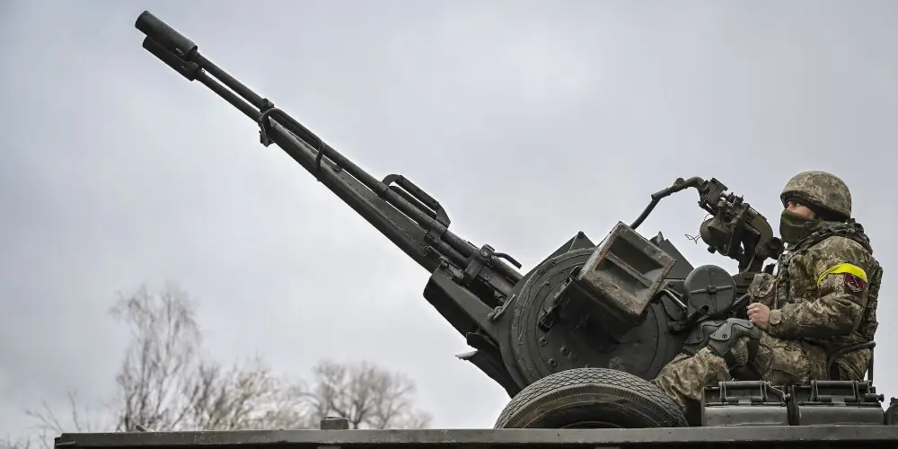 Украинский солдат на зенитной установке ЗУ-23-2