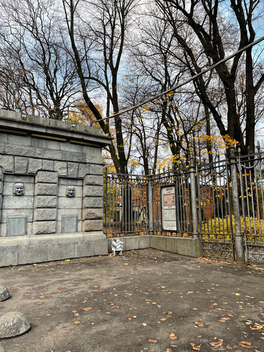 Театральная обстановка ощущаемся уже у входа