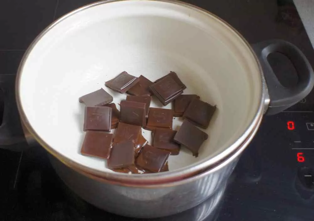 Растопить шоколад на бане. Растопленный шоколад. Водяная баня для шоколада. Водяная баня для горячего шоколада. Молочный шоколад растопленный.