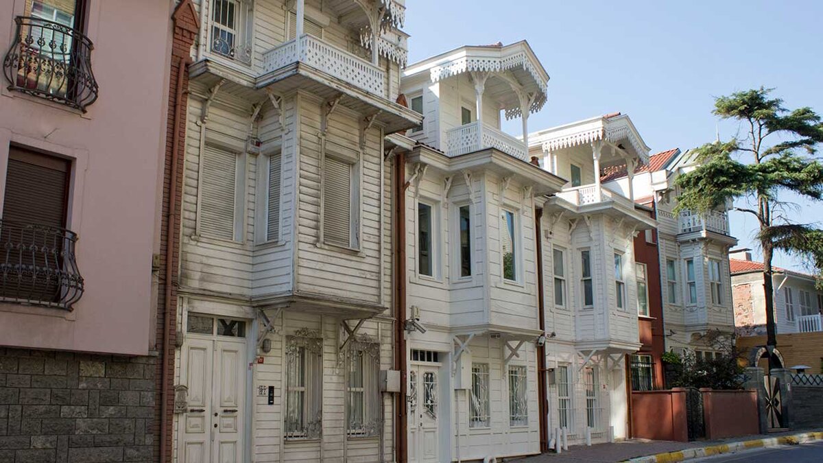 Старые дома в районе Казгунджук в Стамбуле. Фото İhsan Deniz Kılıçoğlu