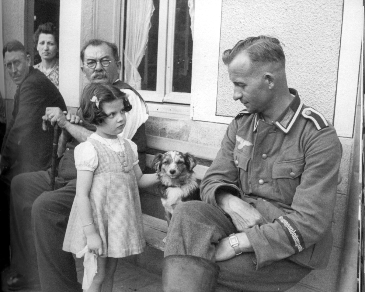 Будьте добры немецкий. Немецкие солдаты с русскими детьми. Немцы с русскими детьми. Немцы ти советские дети.