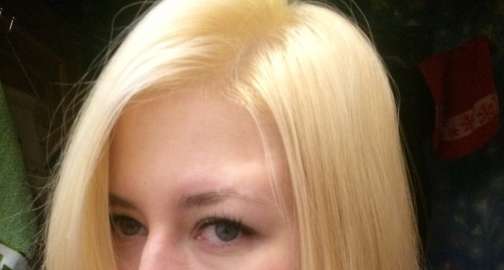 Блонд с желтизной. Блонд с желтоватым оттенком. Жёлтые волосы после осветления. Цыплячий цвет волос.