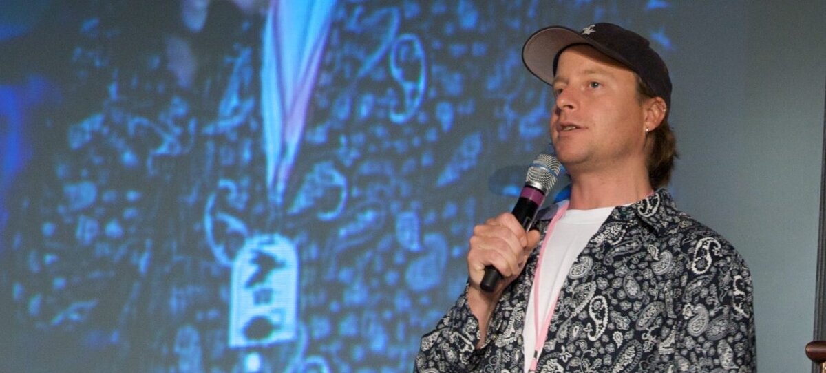 Лазло Джонс на одной из конференций Rockstar games