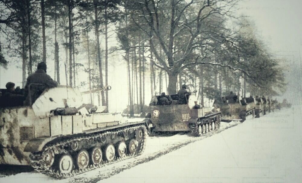 Марш 2-го дивизиона 8-й самоходно-артиллерийской бригады. Белорусский фронт, февраль 1944 года. Источник: bronetehnika.narod.ru
