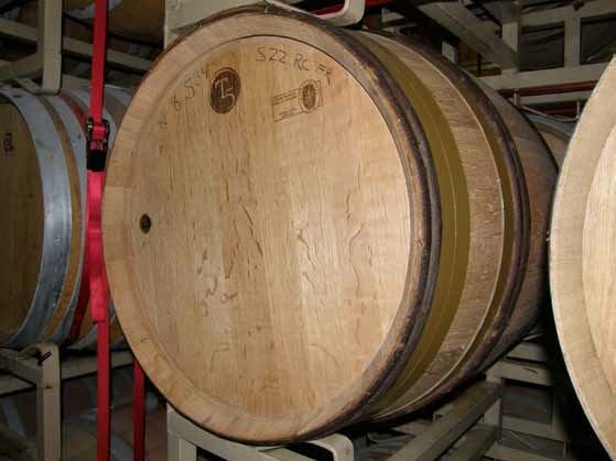 Дубовые бочки для вина